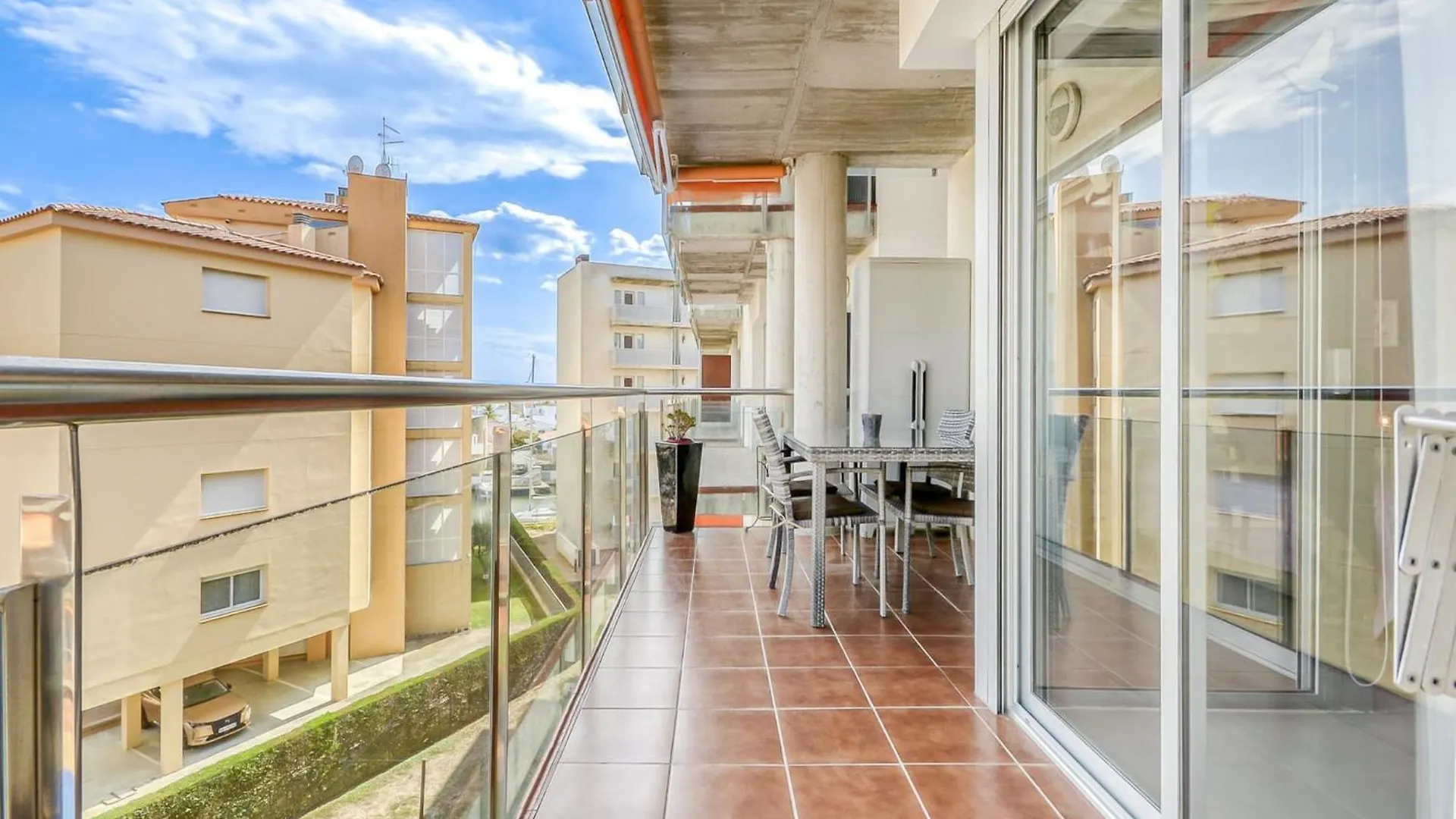 Beautiful Apartment With View Roses